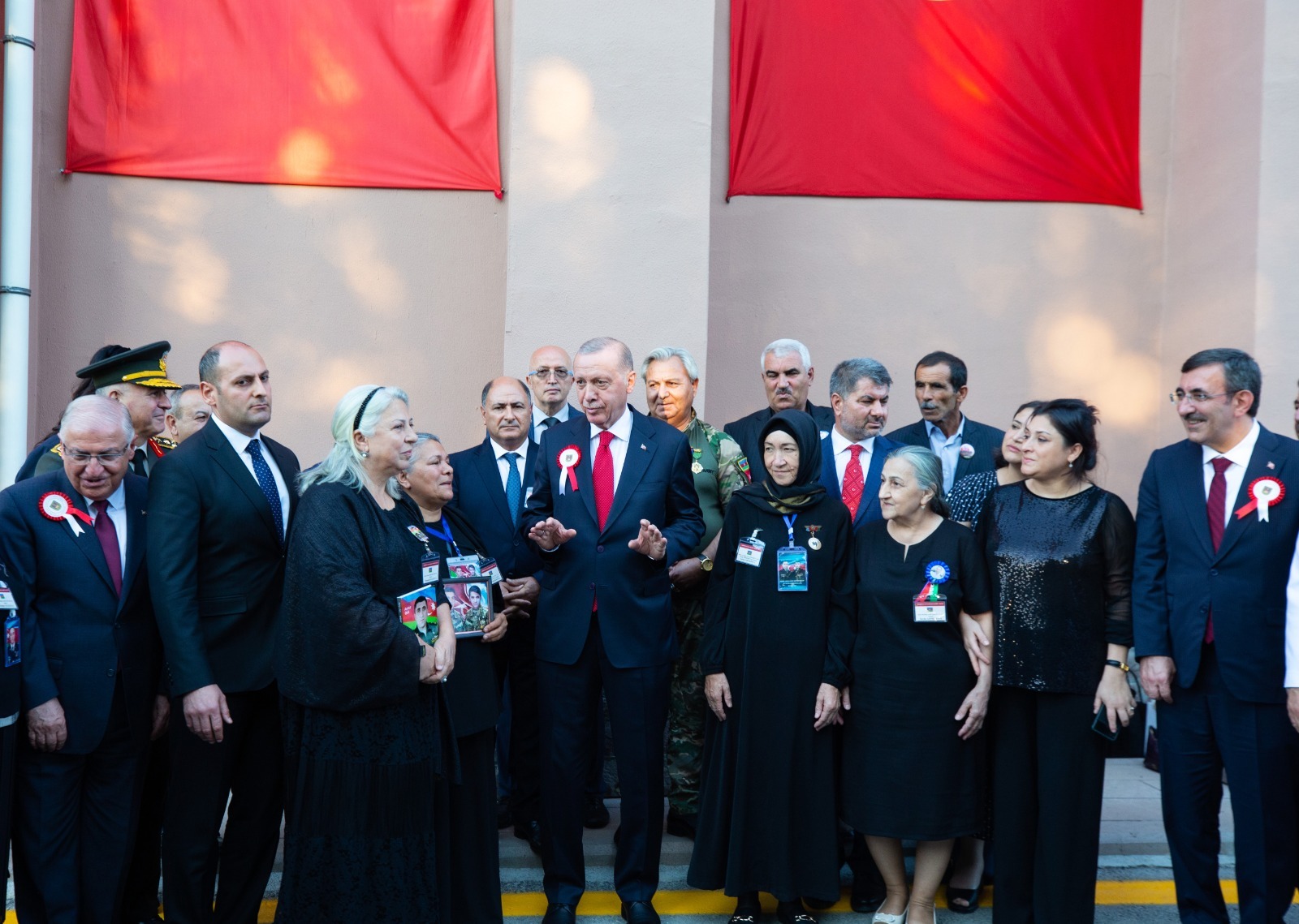 Türkiyə Prezidenti Rəcəb Tayyib Ərdoğan Türkiyə-Azərbaycan İş Adamları və Sənayeçiləri" İctimai Birliyinin (TÜİB) və “YAŞAT” Fondunun təşkilatçılığı ilə Ankarada olan Qarabağ müharibəsi şəhidlərinin ailə üzvləri ilə görüşüb.